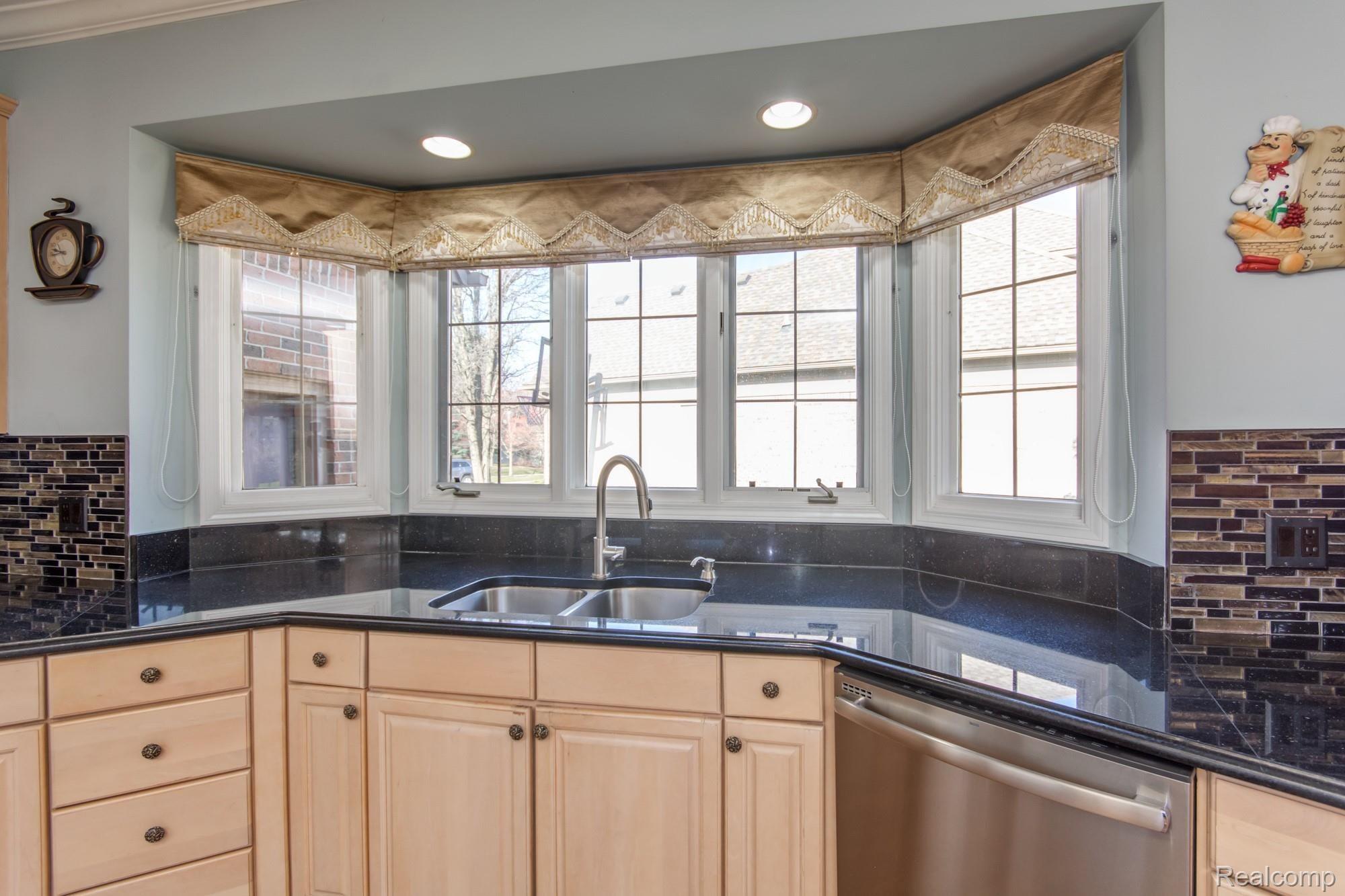 2074 Mapleridge Road Rochester, MI 48309 - Photo 14 of 48 DSC_0447enf.jpg