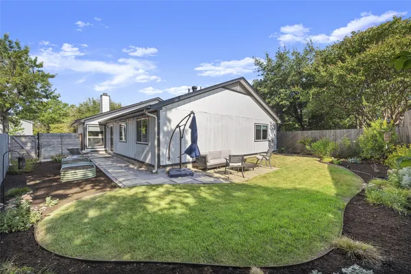 a view of a house with backyard