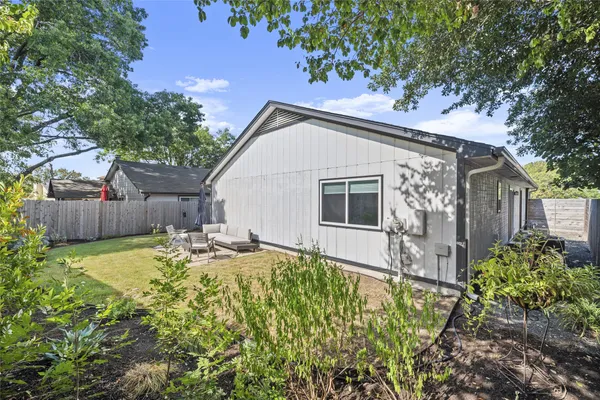 a view of back yard of the house