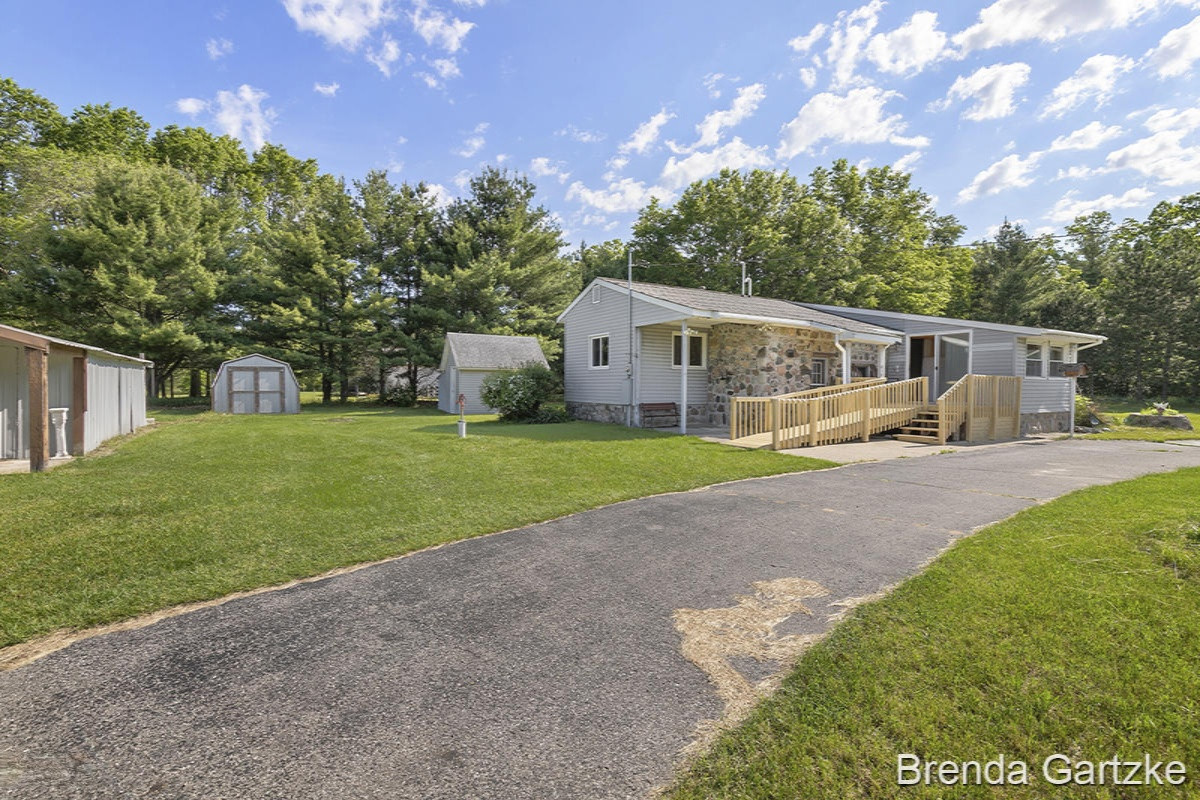 8303 Garbow Road Howard City, MI 49329 - Photo 2 of 28 IMG_1001