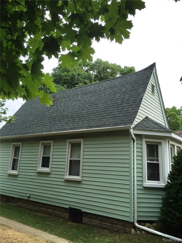 643 Raskob Street Pontiac, MI 48340 - Photo 4 of 7 Driveway side of house