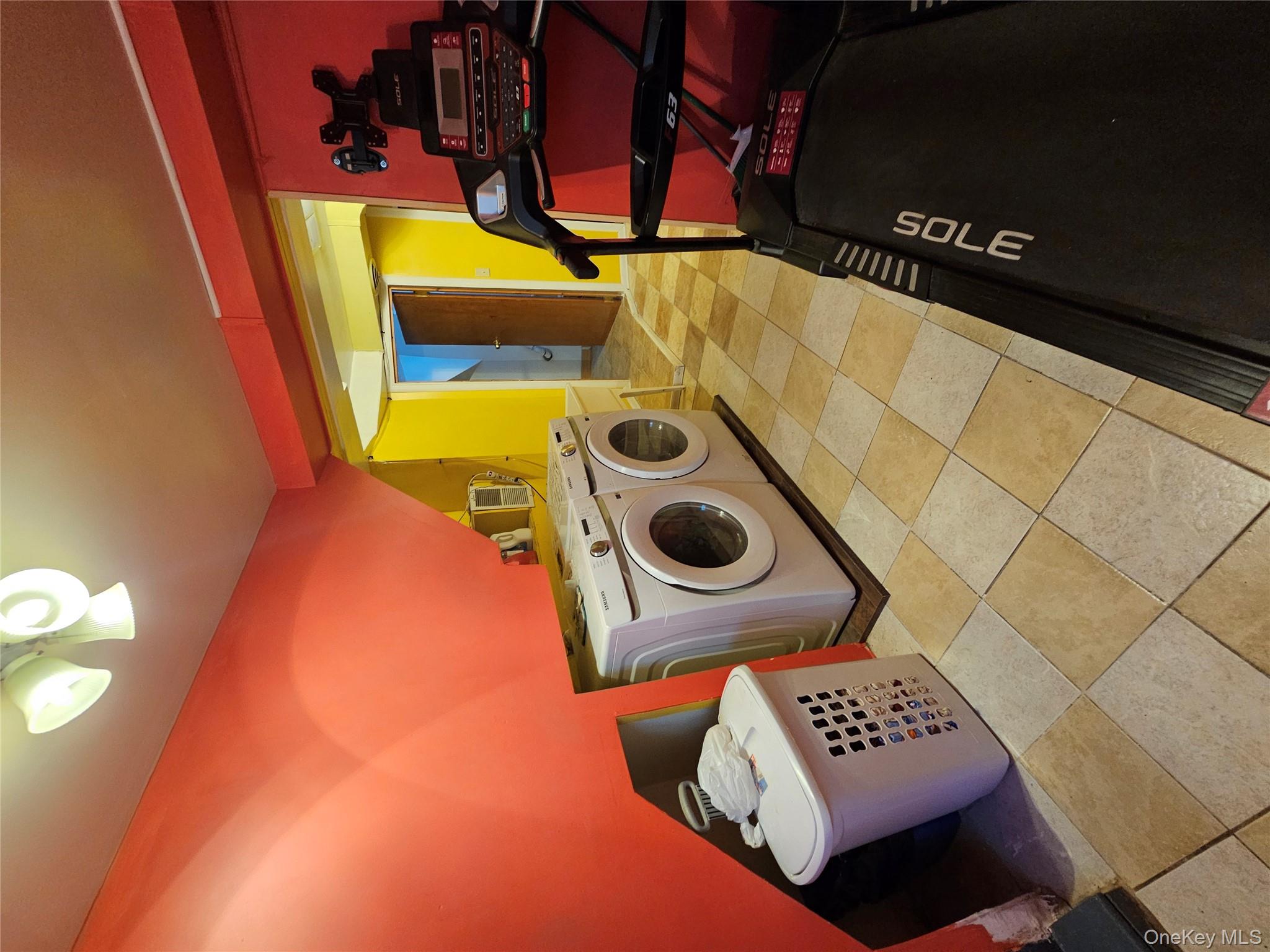 88 Innis Avenue Poughkeepsie, NY 12601 - Photo 20 of 33 a utility room with dryer and washer