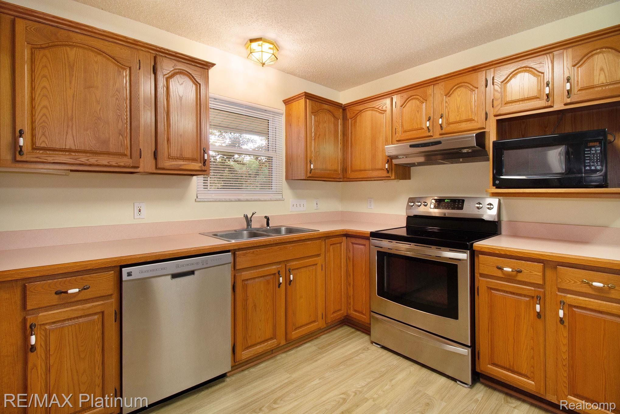 7799 Golf Club Road Howell, MI 48843 - Photo 4 of 38 Kitchen Oak Cabinets & Stainless Steel Appliances