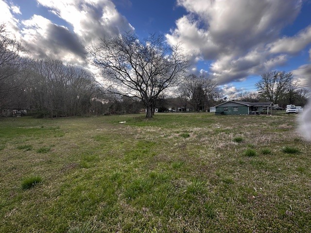 3702 Highway 49 Tennessee Ridge, TN 37178 - Photo 3 of 10 a view of a yard with a house