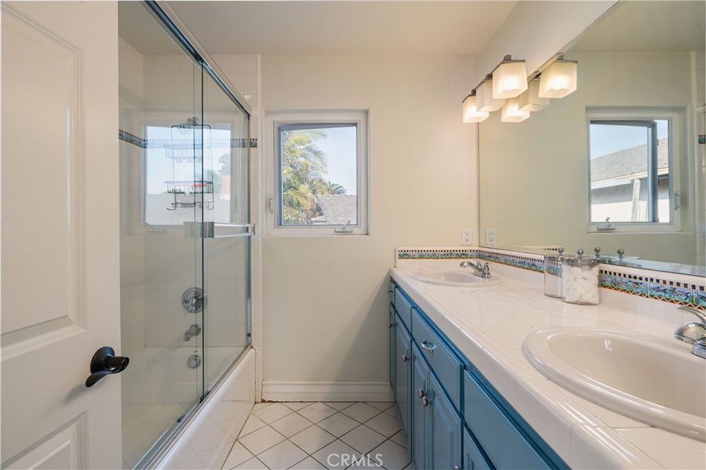 1534 3rd Street Manhattan Beach, CA 90266 - Photo 17 of 21 a bathroom with a tub a sink and mirror