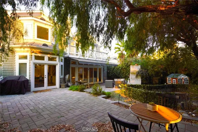 a view of a house with backyard and sitting area
