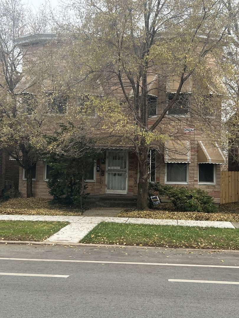 a view of a house with a yard in front of it