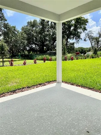 a view of a back yard