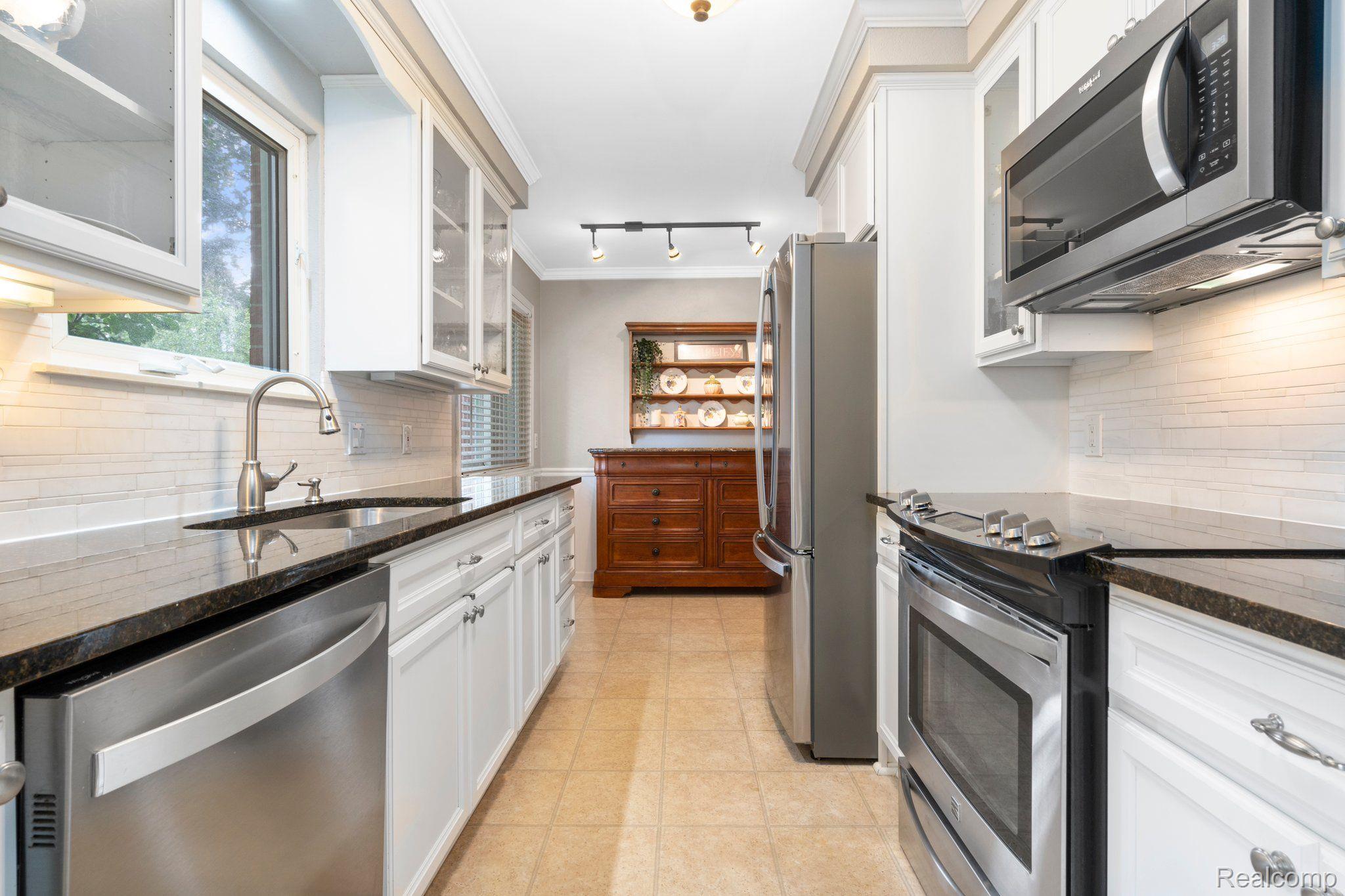 32365 Farmersville Road Farmington, MI 48334 - Photo 21 of 52 Gallery Image 21