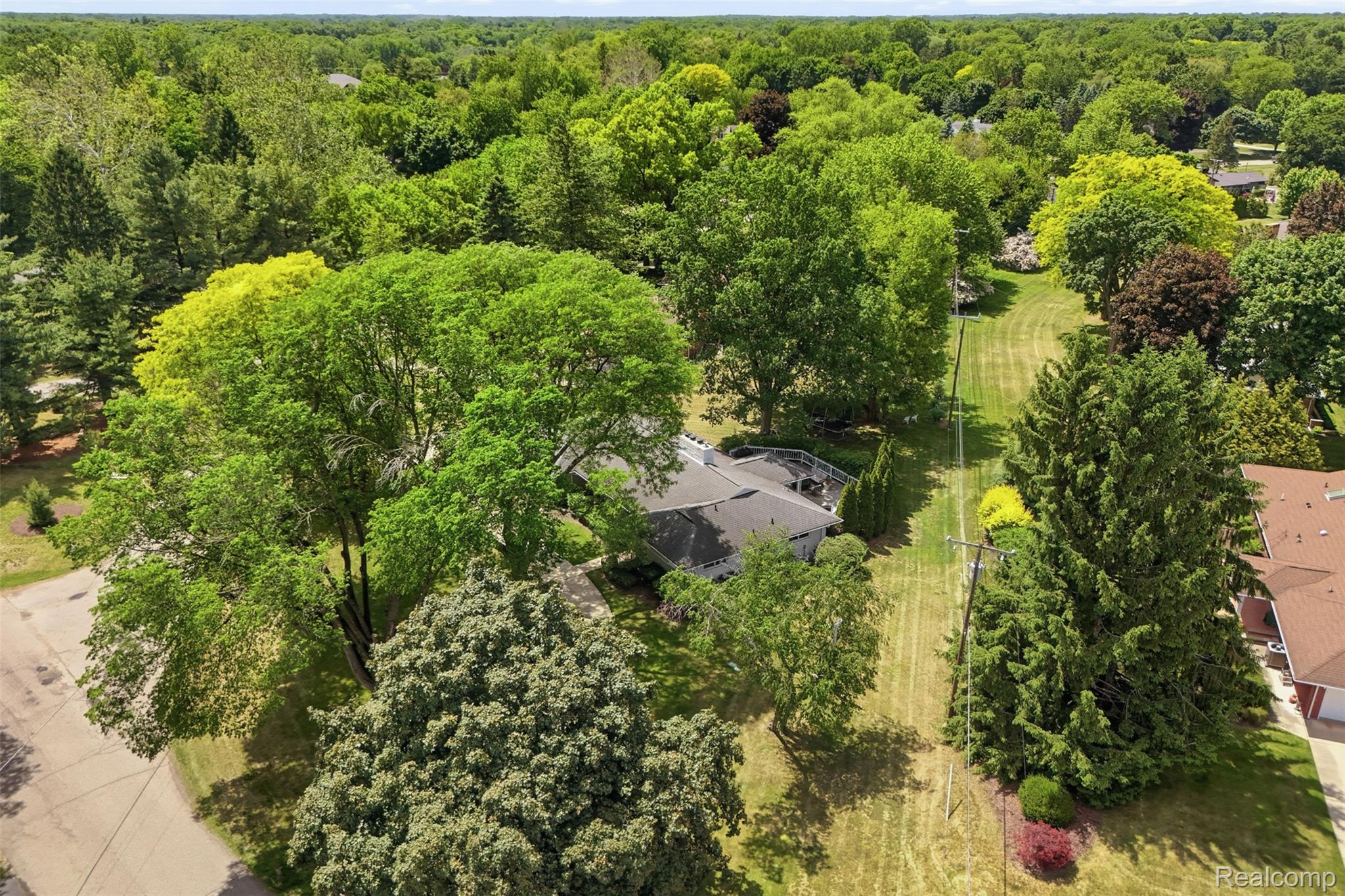6998 Meadowlake Road Bloomfield Hills, MI 48301 - Photo 40 of 49 41_6998 meadowlake rd-41.jpg