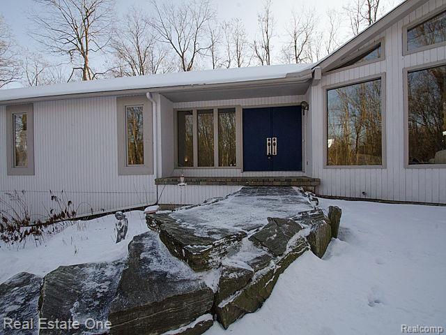 7555 Rattalee Lake Road Clarkston, MI 48348 - Photo 4 of 41 Dramatic bolder steps to entrance.