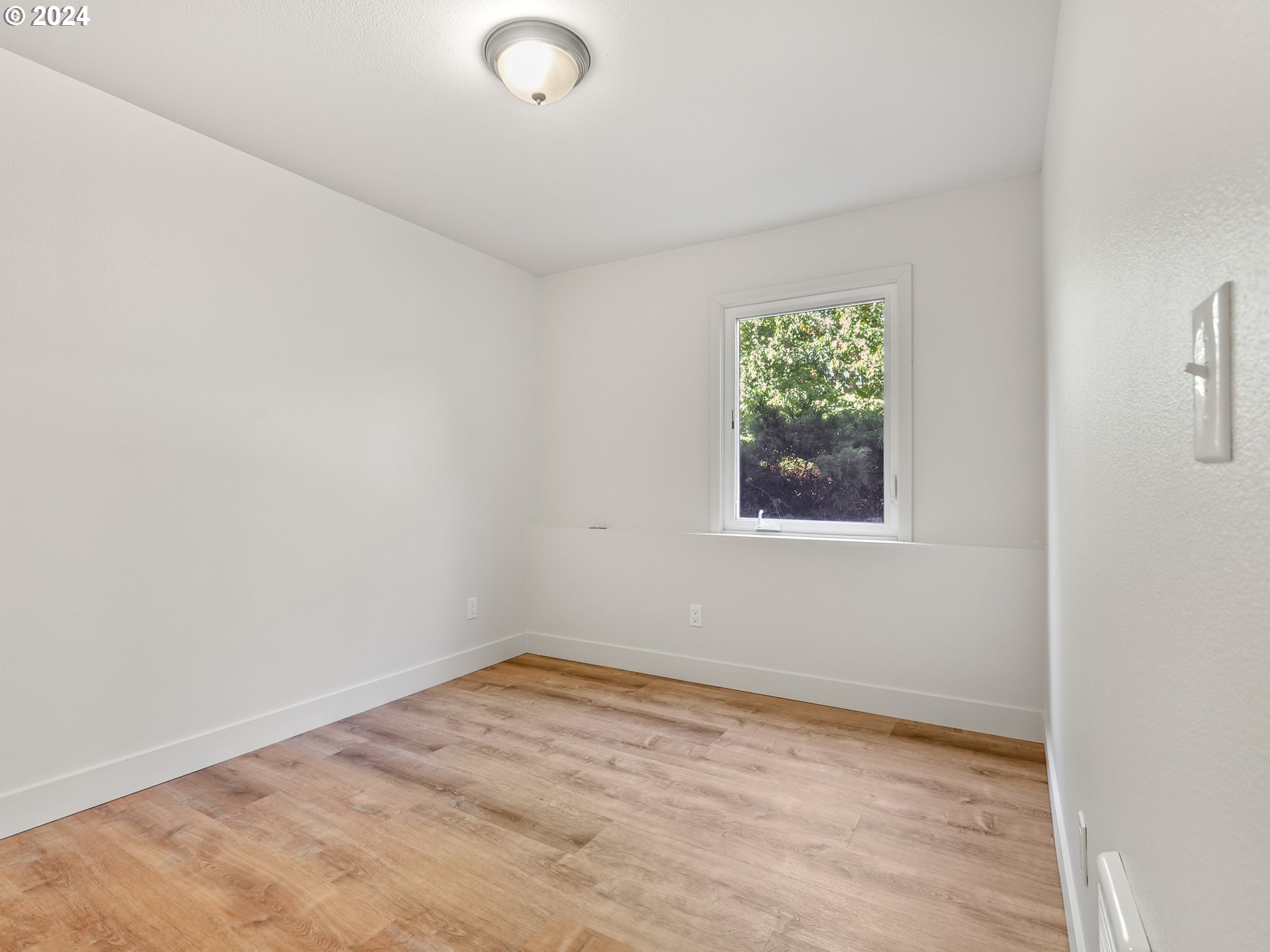 5525 Southwest Florida Street Portland, OR 97219 - Photo 35 of 44 an empty room with a window