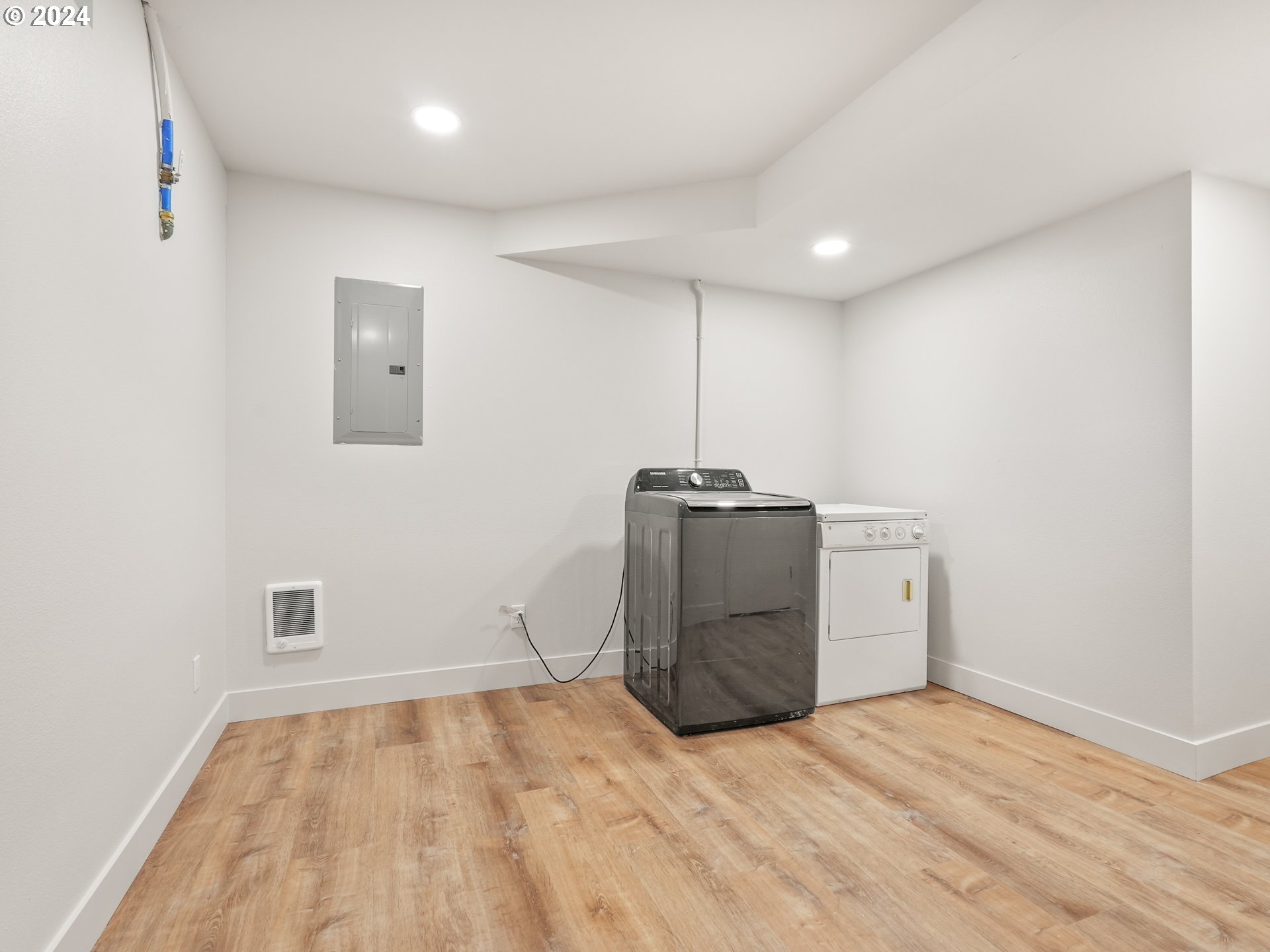 5525 Southwest Florida Street Portland, OR 97219 - Photo 36 of 44 a view of empty room with wooden floor