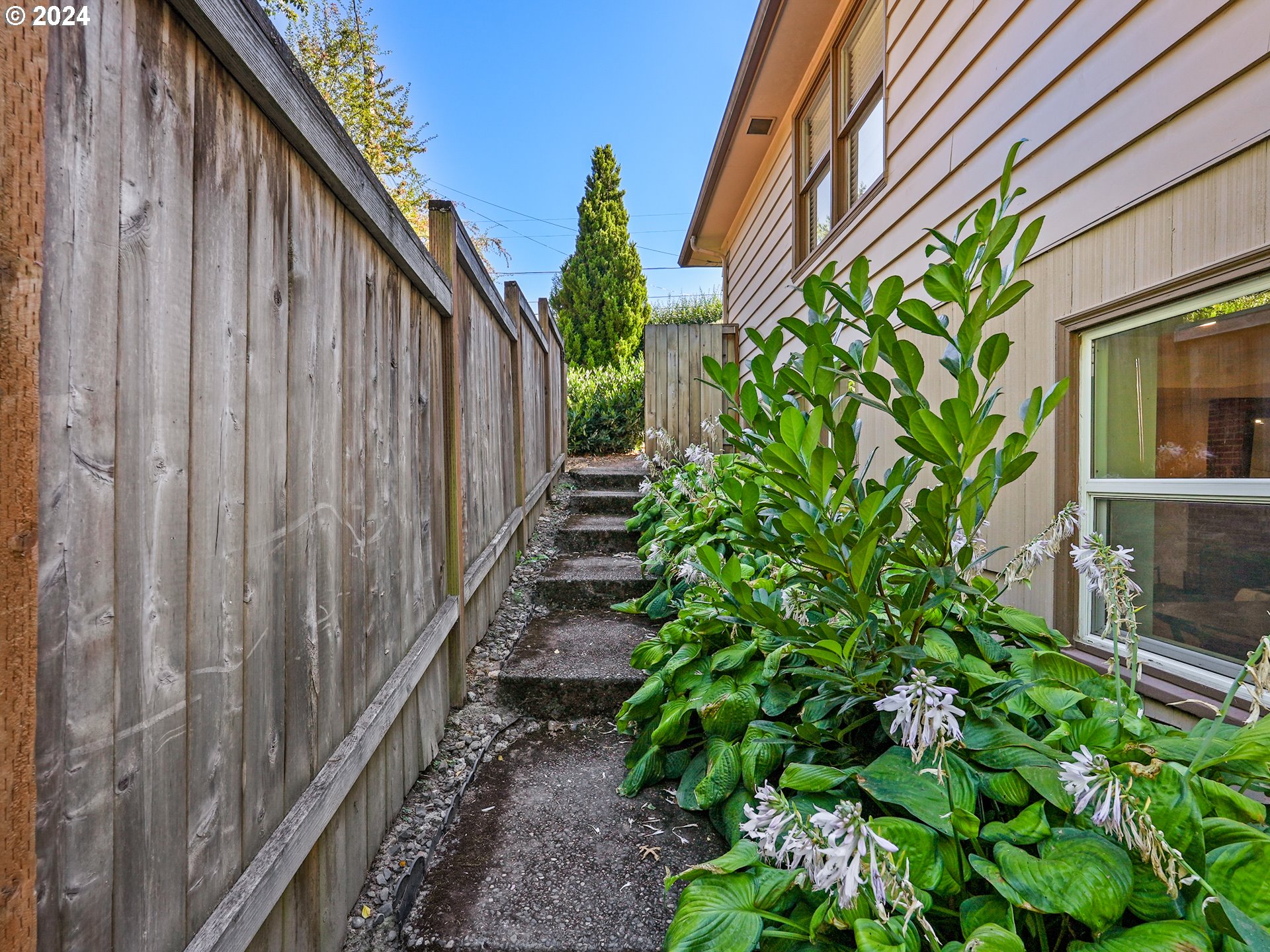 5525 Southwest Florida Street Portland, OR 97219 - Photo 43 of 44 a backyard of a house with lots of green space