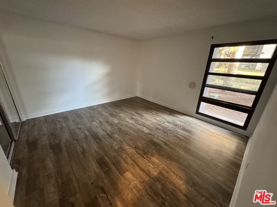 8640 Gulana Avenue, Unit K1020 Playa del Rey, CA 90293 - Photo 14 of 35 a view of an empty room and a window