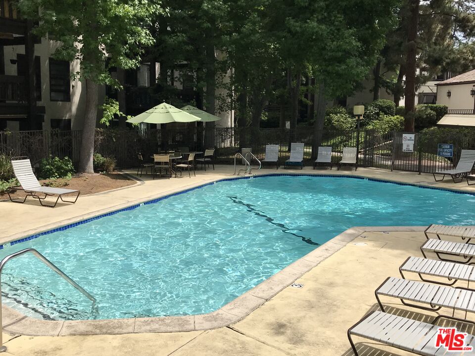 8640 Gulana Avenue, Unit K1020 Playa del Rey, CA 90293 - Photo 27 of 35 a backyard of a house with table and chairs