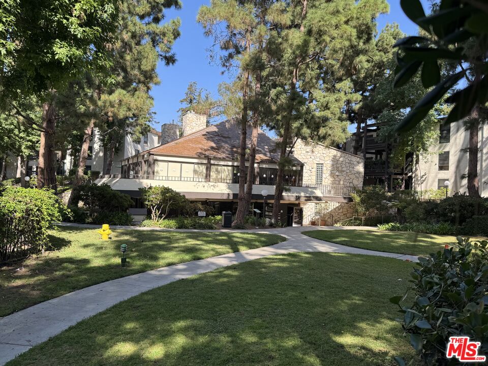 8640 Gulana Avenue, Unit K1020 Playa del Rey, CA 90293 - Photo 31 of 35 a view of a house with a yard