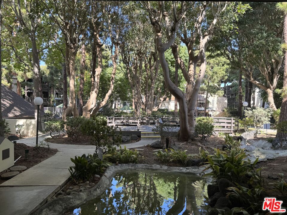 8640 Gulana Avenue, Unit K1020 Playa del Rey, CA 90293 - Photo 33 of 35 a backyard of a house with lots of green space