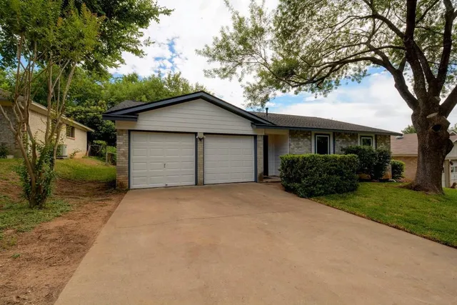 $2,100 | 202 Cloudview Drive, Austin, TX 78745