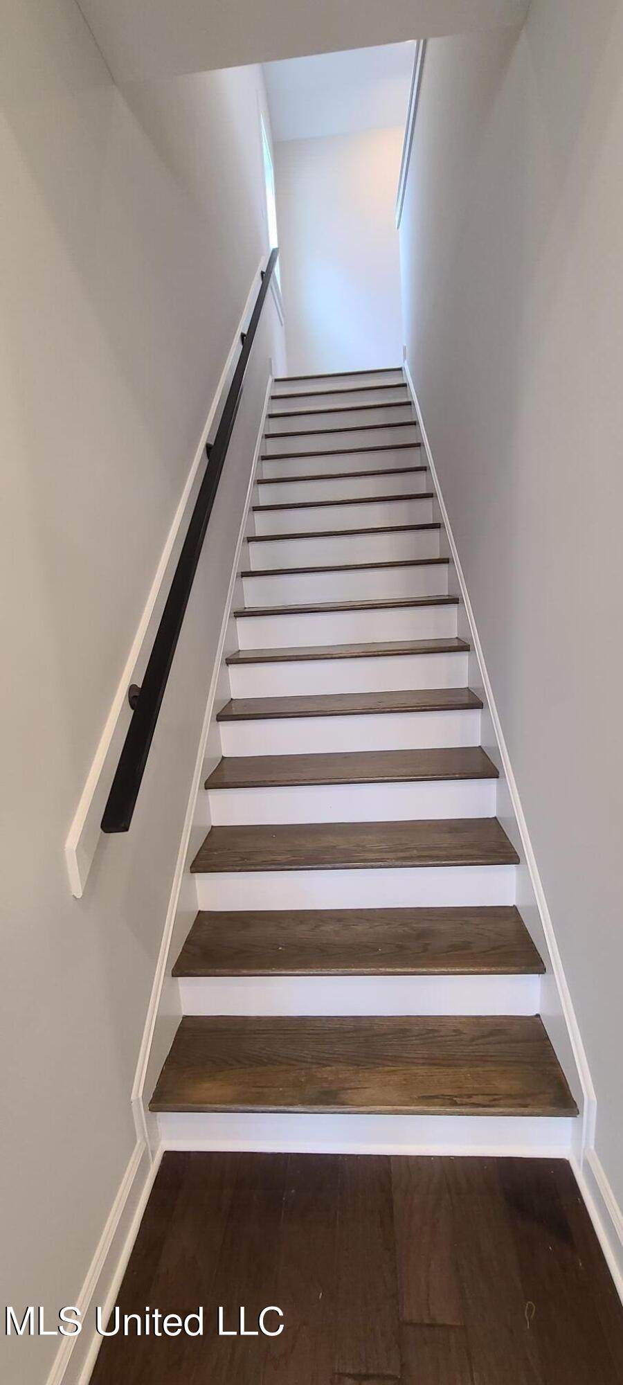 438 Natchez Loop Hernando, MS 38632 - Photo 24 of 27 Nestled Stairway