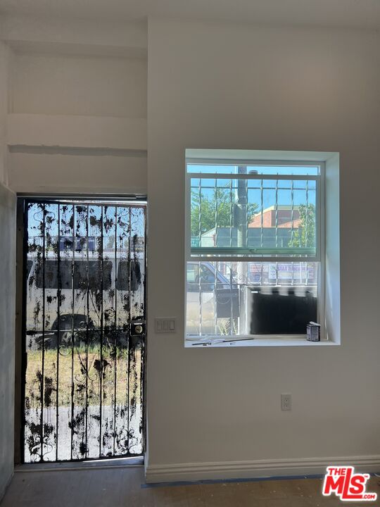 1009 West 46th Street Los Angeles, CA 90037 - Photo 1 of 3 a room with a window