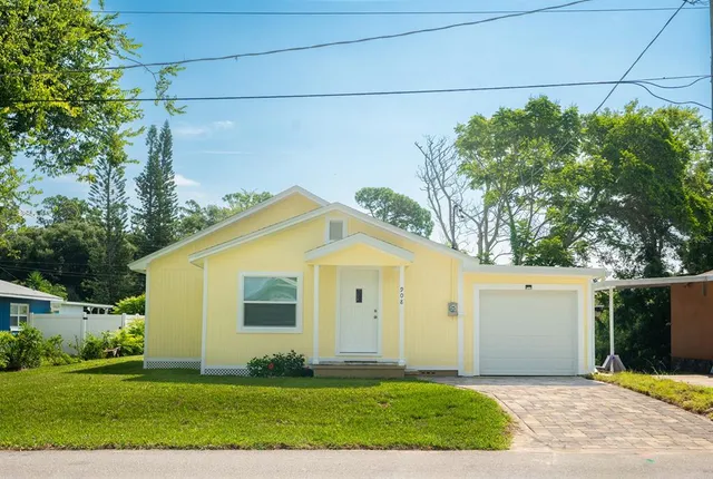 a view of a house with backyard