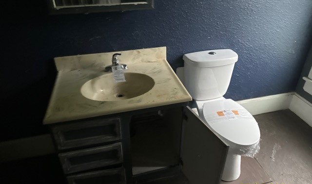 6802 North Quarry Road Warren, IL 61087 - Photo 13 of 21 a bathroom with a toilet sink and mirror