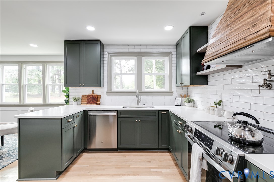 14000 Westfield Road Midlothian, VA 23113 - Photo 18 of 49 Kitchen featuring stainless steel appliances, ligh