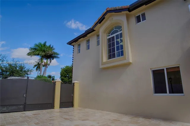 a house view with a outdoor space