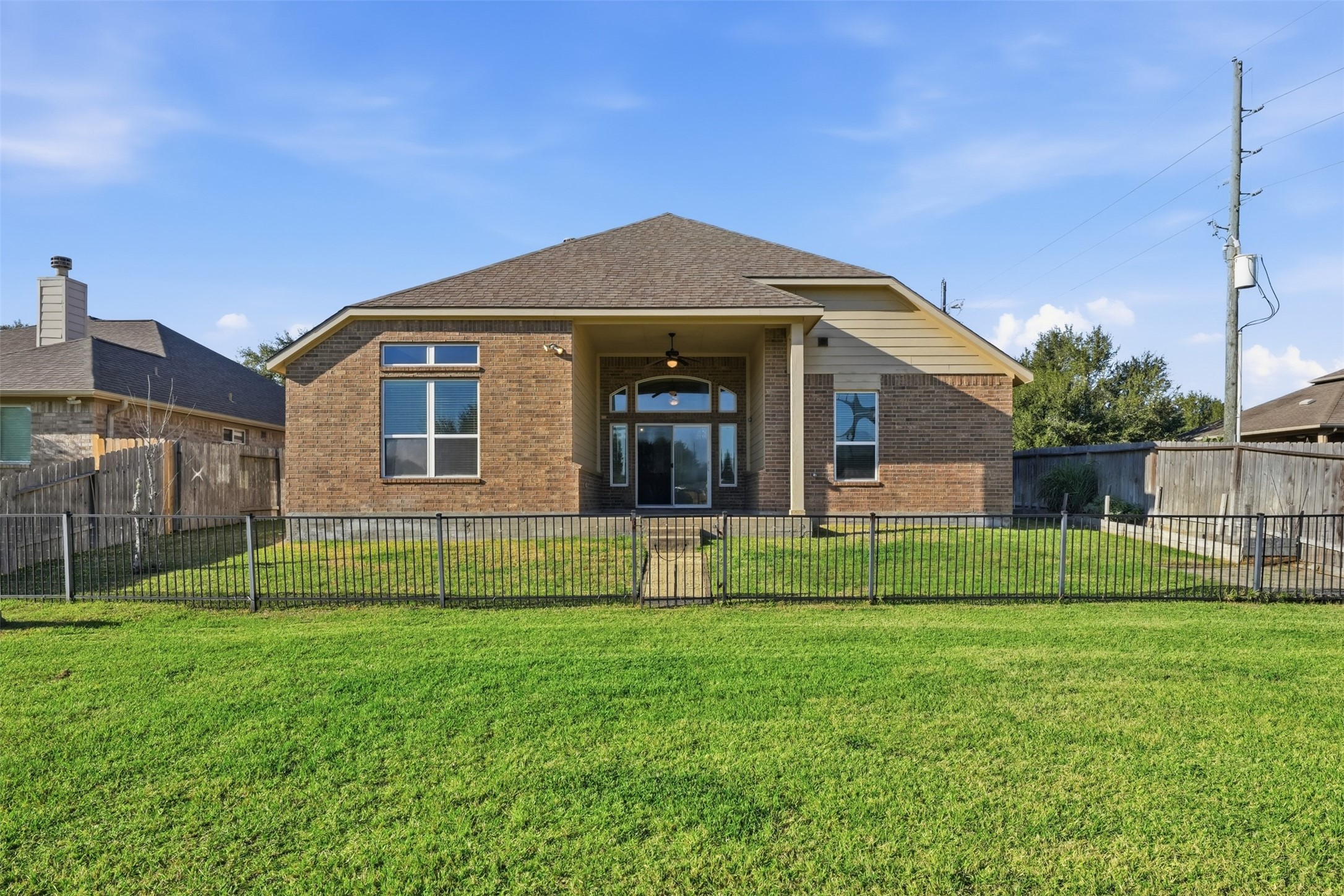 6011 Watford Bend Rosenberg, TX 77471 - Photo 43 of 48 a front view of a house with a garden