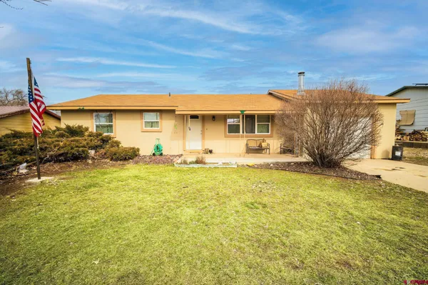 a view of a house with a backyard