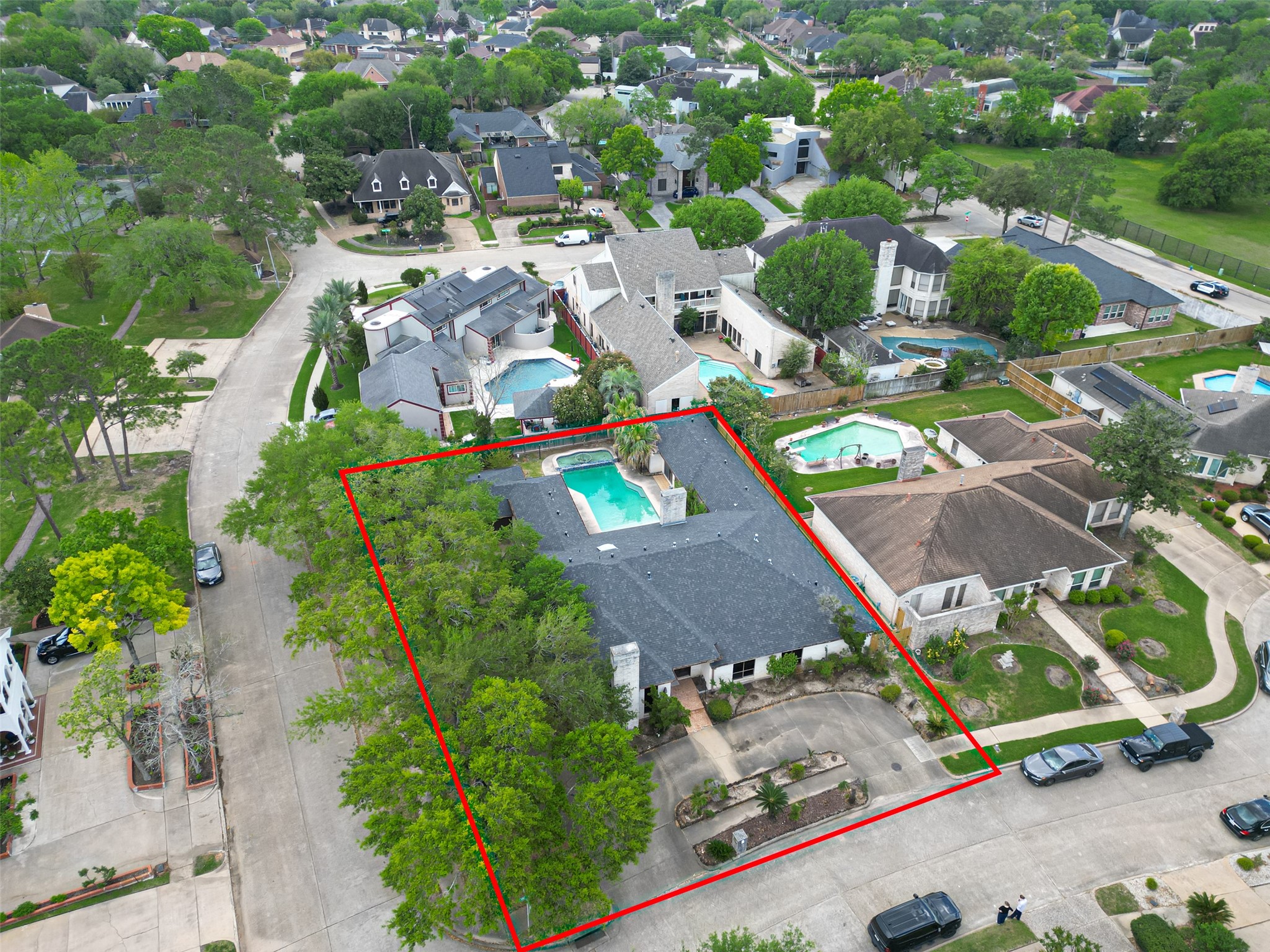 8103 Lake Edge Court Houston, TX 77071 - Photo 43 of 48 Aerial view with outlining showcasing the full lot size