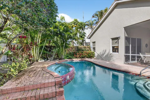 a view of a house with backyard