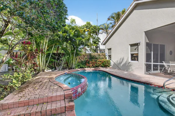 a view of a house with backyard