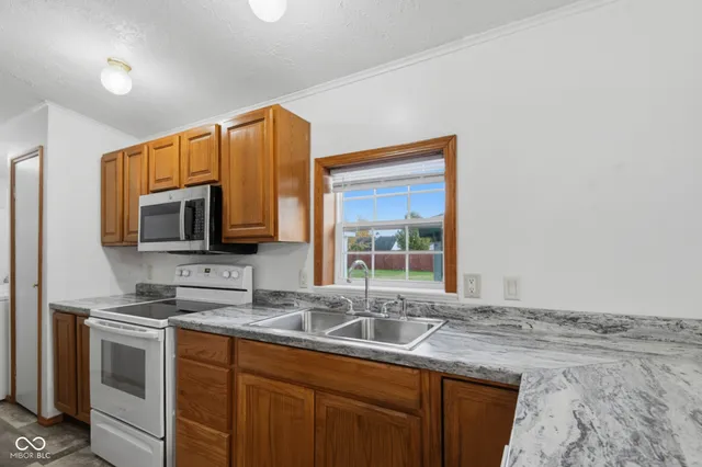 $195,000 | 3373 Spring Valley Drive, Columbus, IN 47203