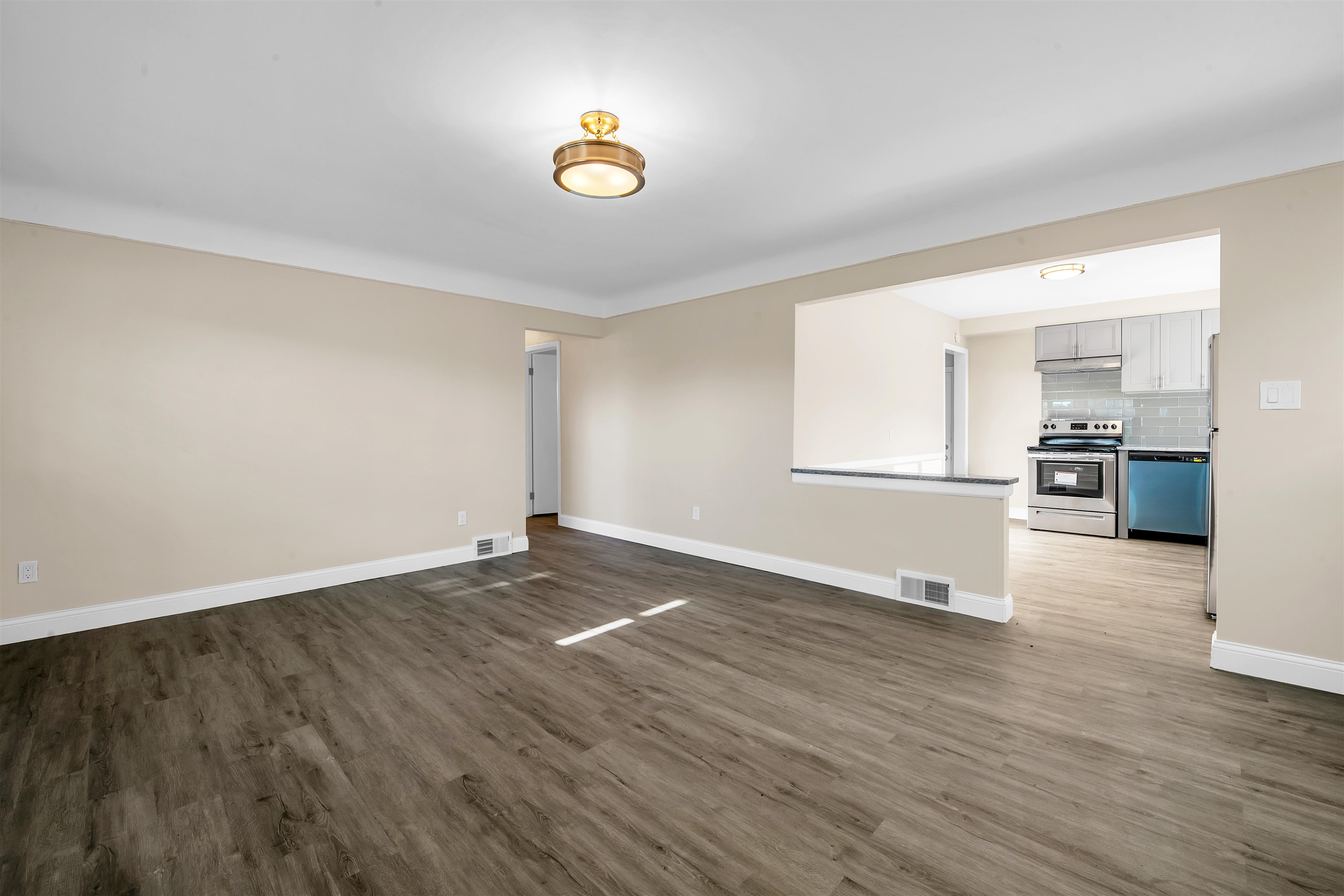 18585 Stephens Road Eastpointe, MI 48021 - Photo 5 of 29 50109054-4.JPG