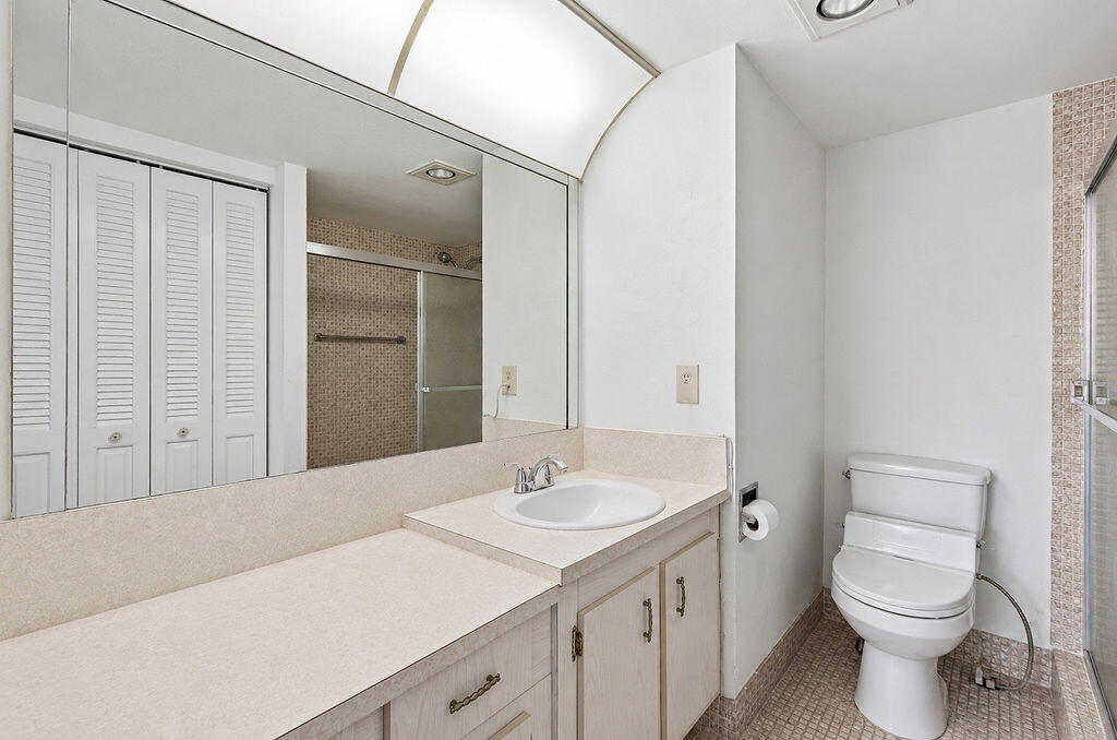 3026 Rexford B Boca Raton, FL 33434 - Photo 11 of 17 Bathroom