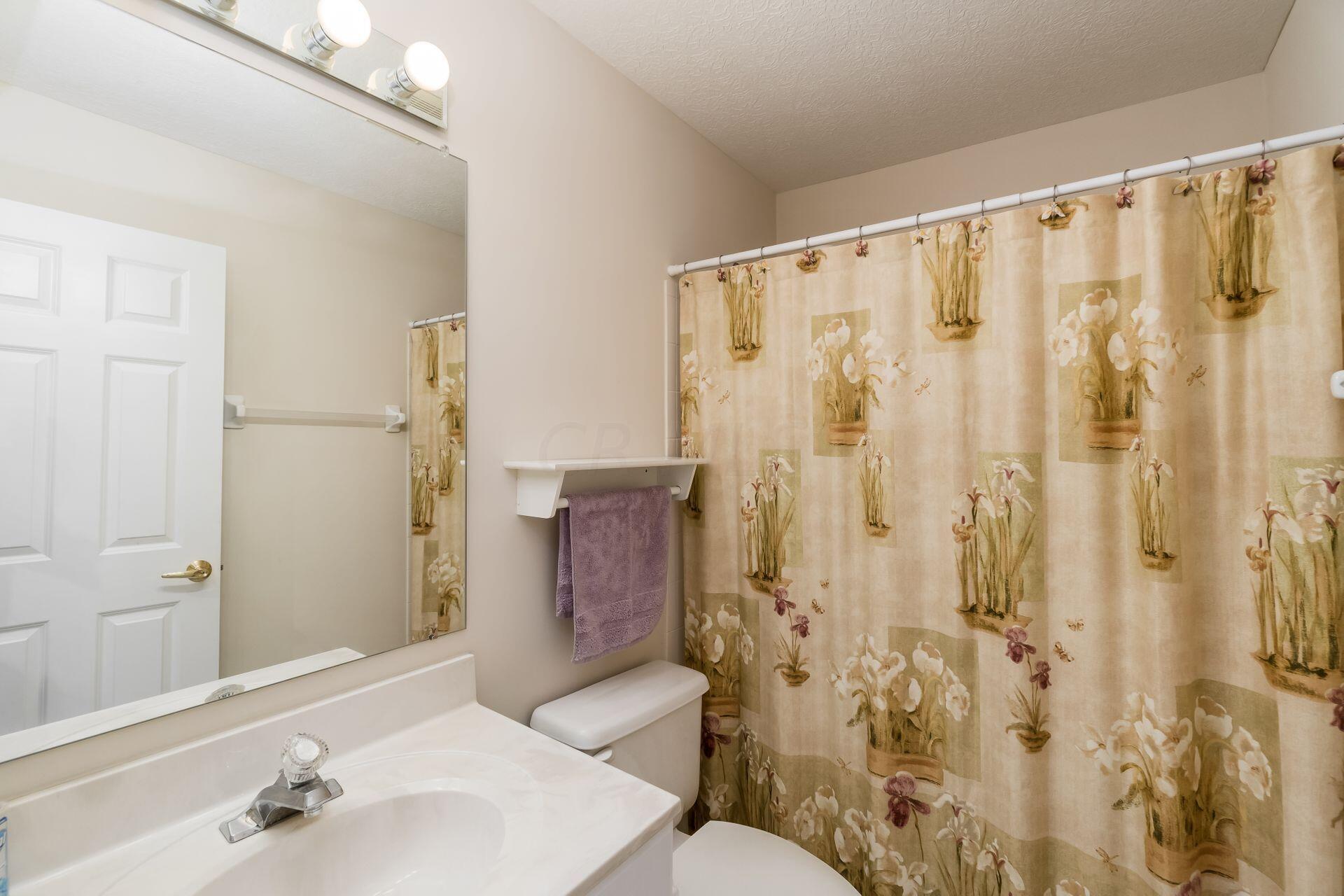 960 Reece Ridge Drive Columbus, OH 43230 - Photo 43 of 66 Second Floor Bathroom