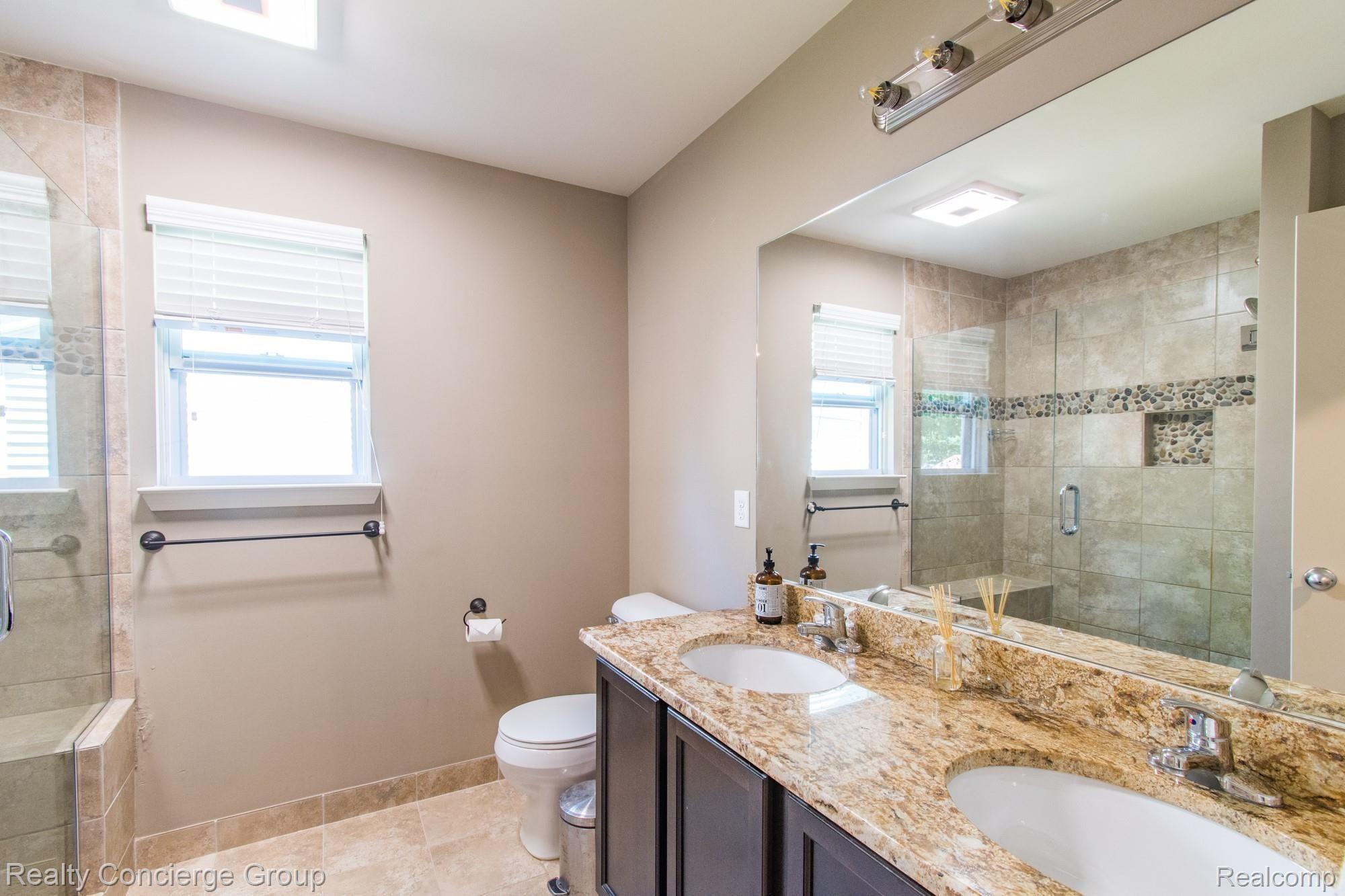 18988 Farmington Road Livonia, MI 48152 - Photo 11 of 22 Farmington Rd-112.jpg