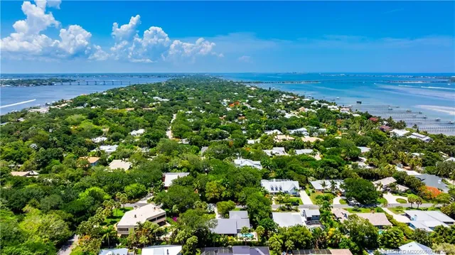 $1,055,000 | 8 Kingston Court, Stuart, FL 34996