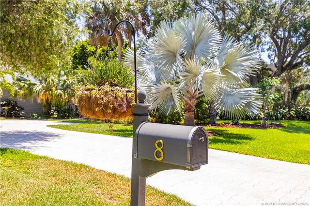 $1,055,000 | 8 Kingston Court, Stuart, FL 34996