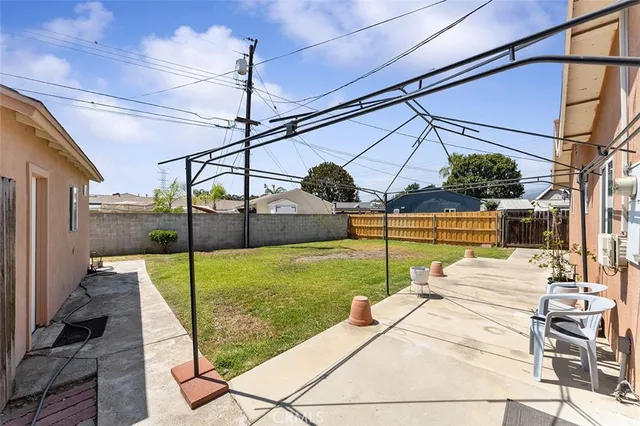 a view of yard and porch