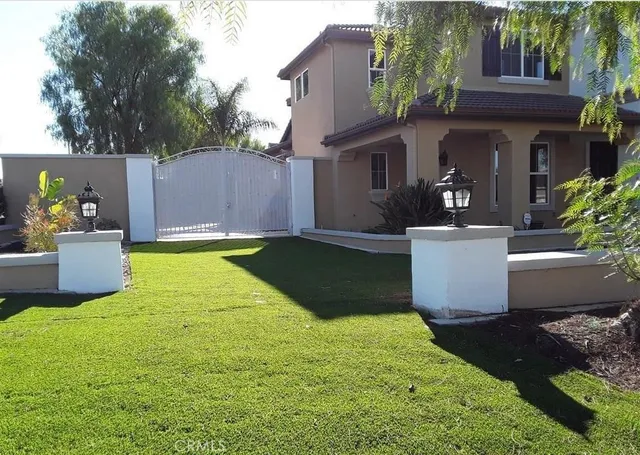 a view of a house with backyard and sitting area