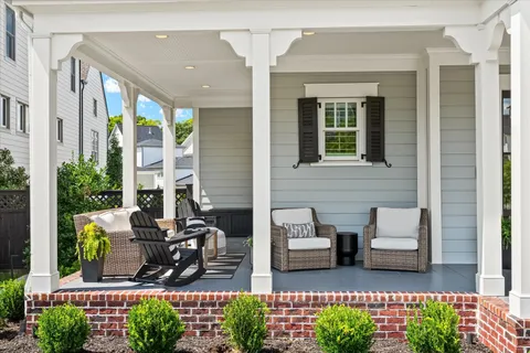 a view of entryway with livingroom