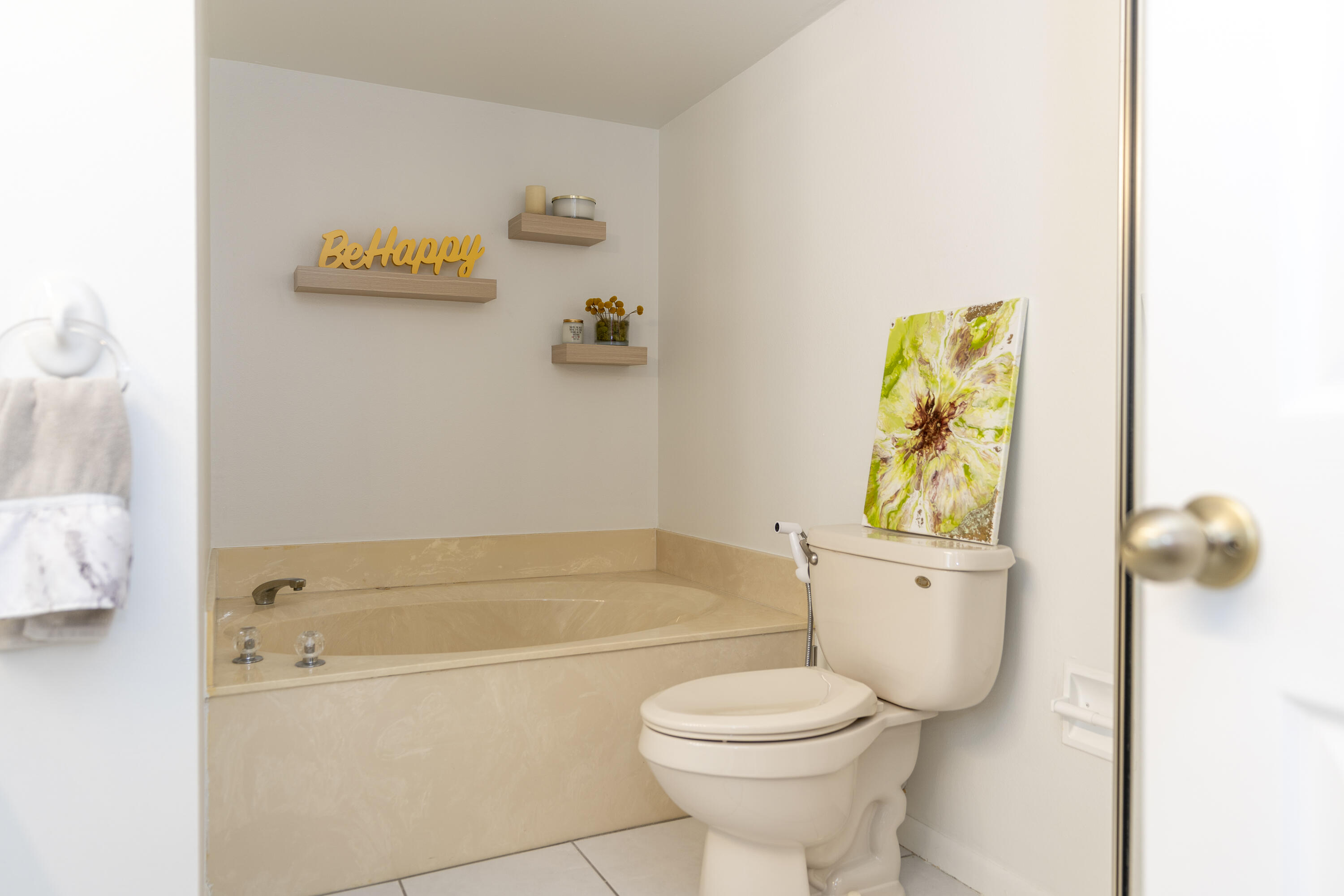 106 Half Moon Circle, Unit H2 Hypoluxo, FL 33462 - Photo 25 of 70 a bathroom with a bathtub and toilet