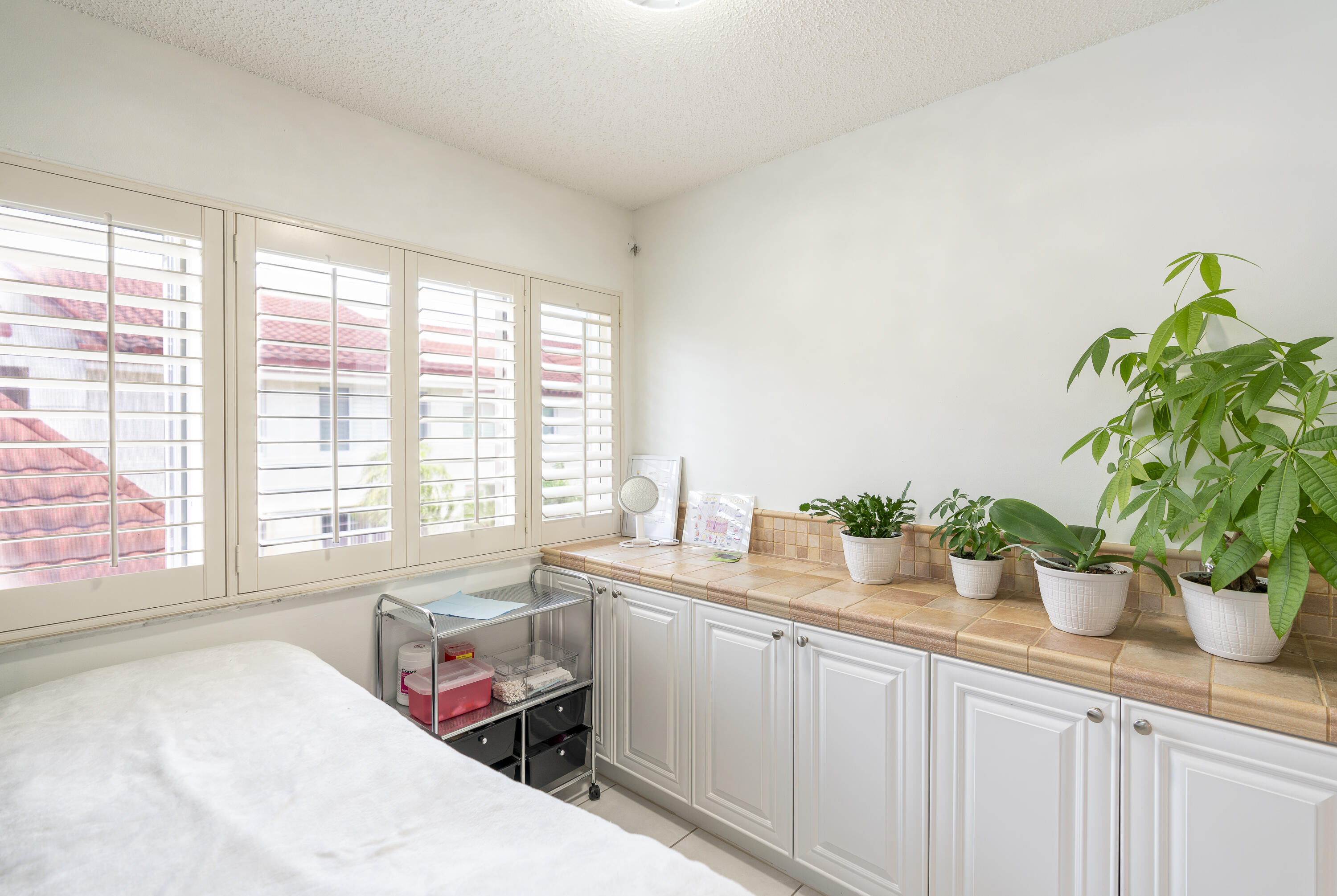 106 Half Moon Circle, Unit H2 Hypoluxo, FL 33462 - Photo 10 of 70 a very nice looking room with a large window