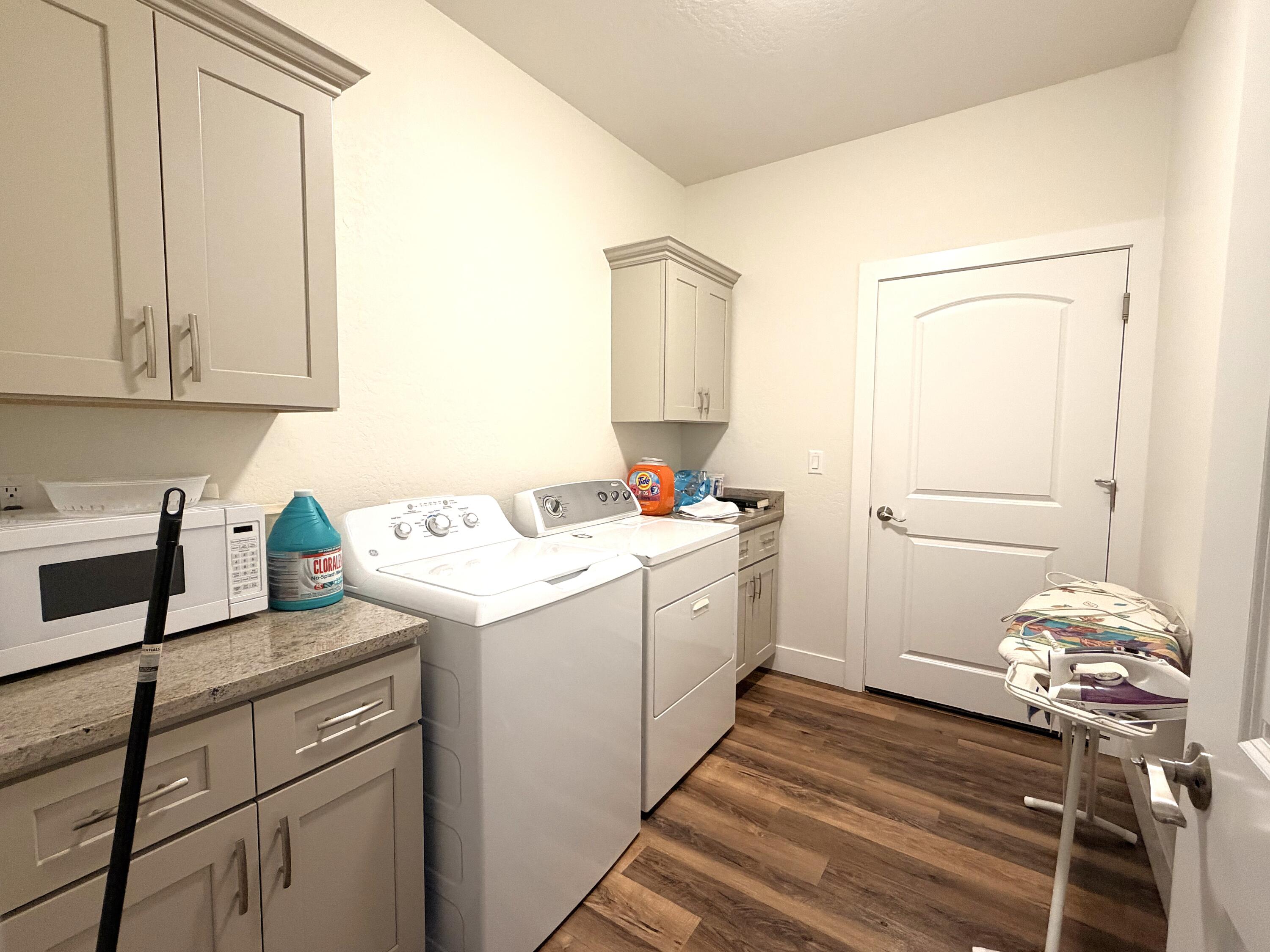340 Cedar Ridge Drive Cave Junction, OR 97523 - Photo 26 of 37 laundry room