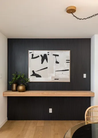 a view of entryway with furniture