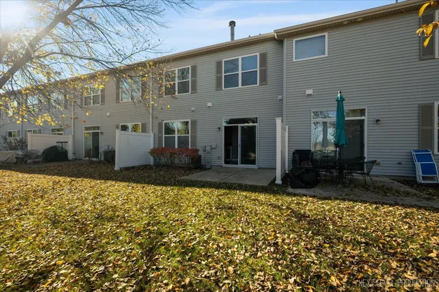 $2,400 | 450 Majestic Lane, Unit 450, Oswego, IL 60543