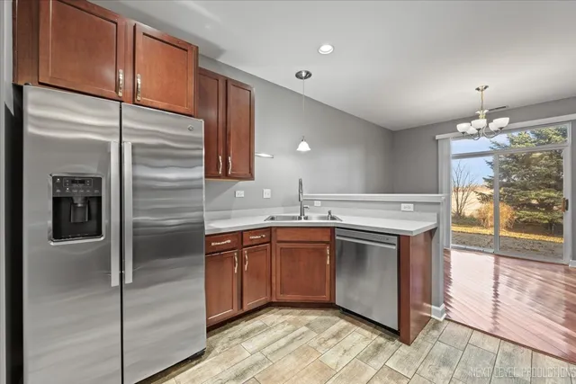 $2,400 | 450 Majestic Lane, Unit 450, Oswego, IL 60543